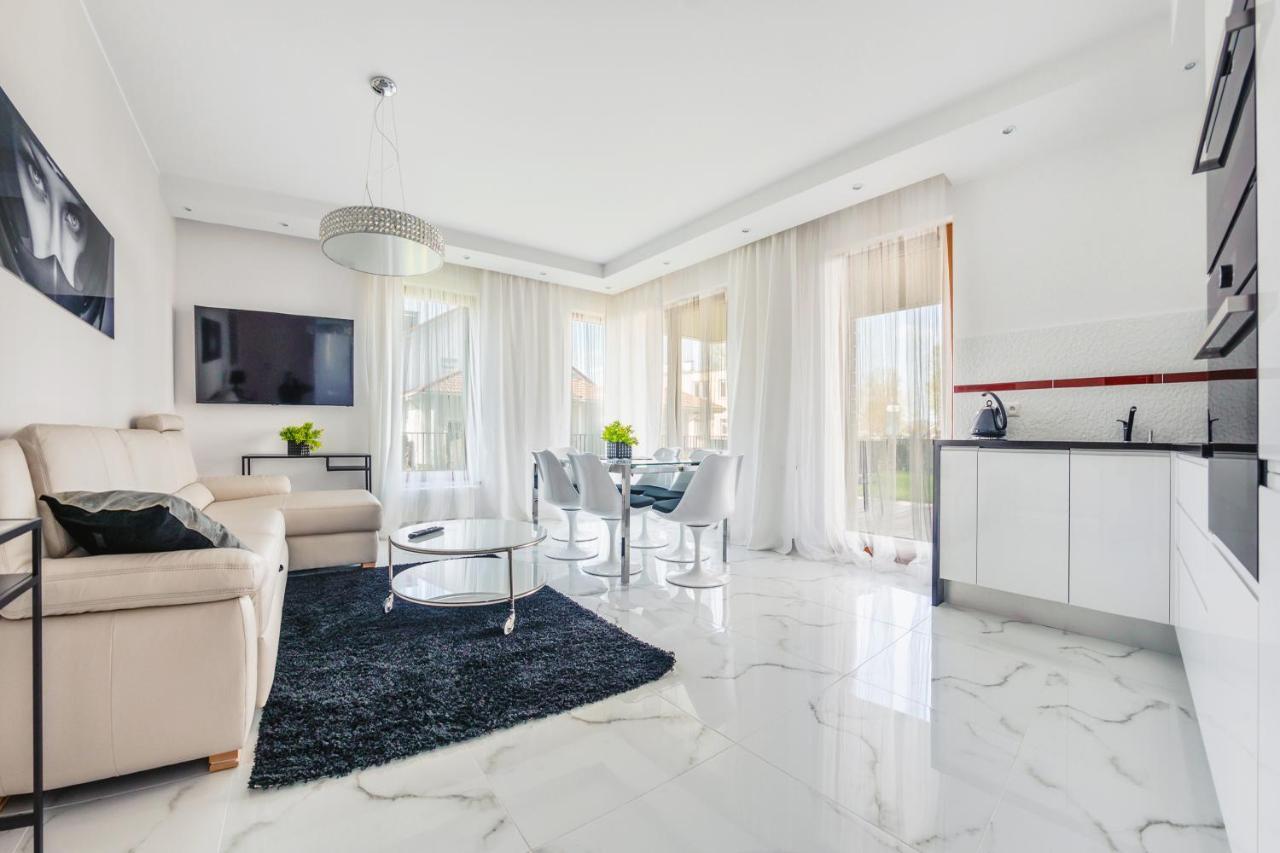 Luxury Long Island Suite Гданск Екстериор снимка