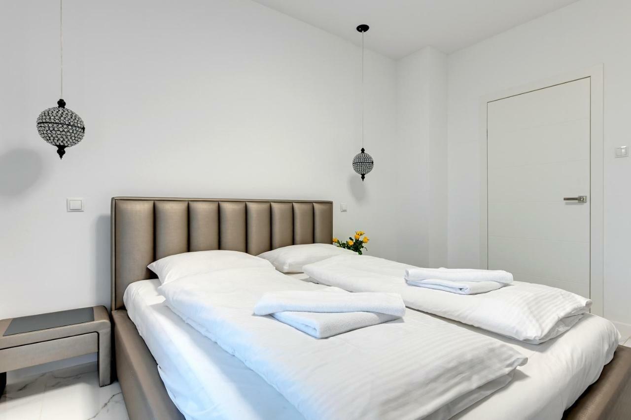 Luxury Long Island Suite Гданск Екстериор снимка